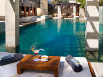 daybed-at-main-pool